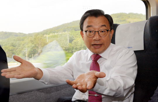 이정현 새누리당 대표가 지난 21일 경주행 KTX 열차에서 이뤄진 인터뷰에서 “내년 대선까지 경천동지할 정치권 변화가 있을 수 있다”며 “호남 유권자들을 새누리당 대선 승리의 주체로 모실 수 있다”고 자신 있게 말하고 있다. 이 대표는 이날 최고위원회의를 지진 피해가 발생한 경주에서 개최했다.