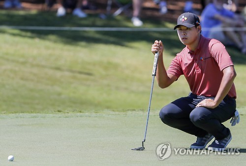 투어 챔피언십 1라운드에서 김시우가 그린 위에서 퍼팅 라인을 살피고 있다. [EPA=연합뉴스]