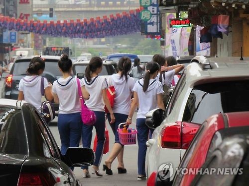 중국 랴오닝(遼寧)성 선양(瀋陽)시의 코리언타운인 시타(西塔)에서 북한식당 여종업원들이 단체로 이동하고 있다. [연합뉴스 자료사진]