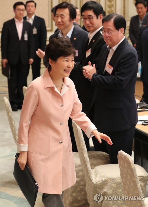 (서울=연합뉴스) 박근혜 대통령이 24일 오후 청와대에서 열린 2016년 장·차관 워크숍에 참석하고 있다.