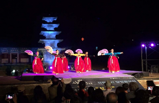 7월 2∼3일 열린 ‘부여 사비야행’에서 전통 부채춤 공연이 펼쳐지고 있다.  문화재청 제공
