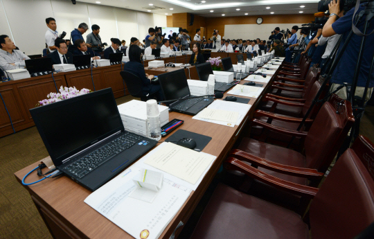 20대 국회 첫 국정감사 첫날인 26일 오전 정부세종청사에서 국회 농림축산식품해양수산위원회 국정감사가 열릴 예정이었으나 야당의 김재수 농림축산식품부 장관 해임건의안 단독 처리에 반발한 새누리당 의원들의 보이콧으로 여당 의원석이 텅 비어 있다.