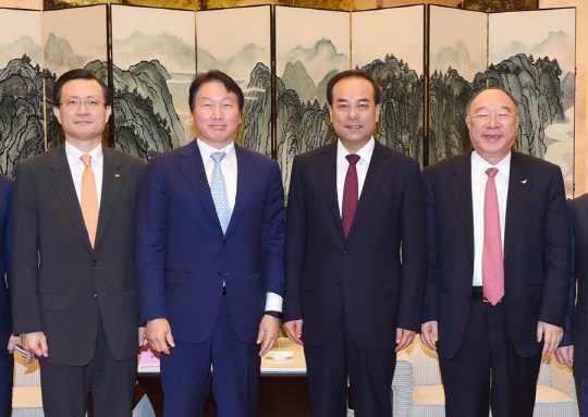 최태원(왼쪽 두 번째) SK그룹 회장과 유정준(〃 첫 번째) SK그룹 글로벌성장위원회위원장이 지난 24일 유엘라이 국제 콘퍼런스 센터에서 쑨정차이(〃 세 번째) 충칭시 당서기와 황치판 충칭시장을 만나 충칭시와 SK그룹 간 상호경제협력 방안에 대해 이야기를 나눈 뒤 기념 촬영을 하고 있다.