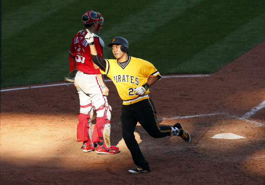 피츠버그 파이리츠의 강정호가 26일 오전(한국시간) 미국 펜실베이니아주 피츠버그의 PNC 파크에서 열린 워싱턴 내셔널스와의 홈 경기에서 7회 말 2점 홈런을 날린 뒤 홈으로 들어오며 손가락으로 하늘을 가리키고 있다.  AP 연합뉴스