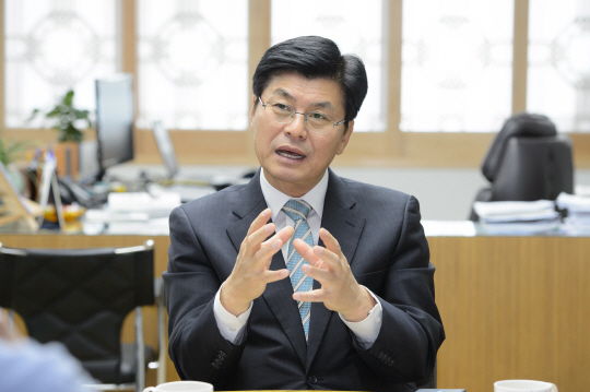 이춘희 세종시장이 지난 1일 세종시청 집무실에서 자신의 시정철학과 세종시 개발과정 등을 설명하고 있다.