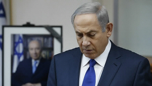 베냐민 네타냐후 이스라엘 총리가 28일(현지시간) 예루살렘에서 특별 각의를 시작하며 이날 타계한 시몬 페레스 전 이스라엘 대통령을 애도하는 묵념을 하고 있다.   AP 연합뉴스