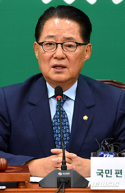 【서울=뉴시스】국민의당 박지원 비상대책위원장 겸 원내대표가 29일 오전 서울 여의도 국회에서 열린 원내정책회의에 참석해 모두발언 하고 있다. 박지원 비대위원장 겸 원내대표는 이날 회의에서 새누리당과 더불어민주당이 극단으로 치닫고 있다며 냉각기를 갖고 진행중인 국정감사 상황을 이어가겠다고 말했다.