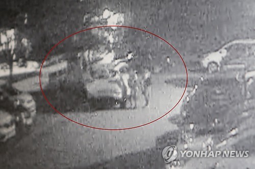 (포천=연합뉴스) 6살 딸을 살해한 뒤 시신을 불태워 야산에 묻은 뒤 거짓 실종신고를 한 혐의로 양부모가 경찰에 붙잡혔다. 사진은 양부모가 시신을 유기할 당시인 지난달 30일 오후 10시께 아파트 앞 폐쇄회로(CC)TV에 포착된 장면으로, 피의자로 추정되는 인물들이 무언가를 차에 싣고 있다.2016.10.2