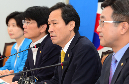 우상호(오른쪽) 더불어민주당 원내대표가 4일 오전 국회에서 열린 원내대책회의를 주재하고 있다.