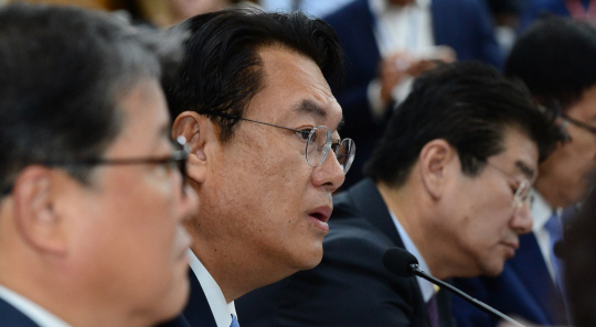 파행 8일 만에 국정감사가 정상화된 4일 오전 정진석(가운데) 새누리당 원내대표가 국회에서 열린 최고위원·상임위원장단·간사단 연석회의에서 모두 발언을 하고 있다.