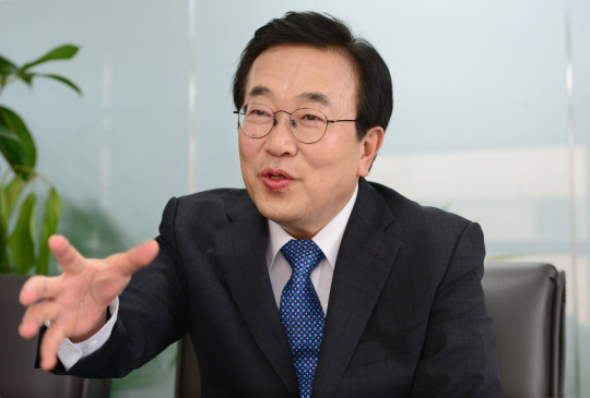 서병수 부산시장이 지난 9월 6일 서울 여의도 부산시 서울사무소에서 가진 문화일보와의 인터뷰에서 ‘서부산 글로벌시티’ 및 김해신공항 개발 방향에 대해 설명하고 있다.