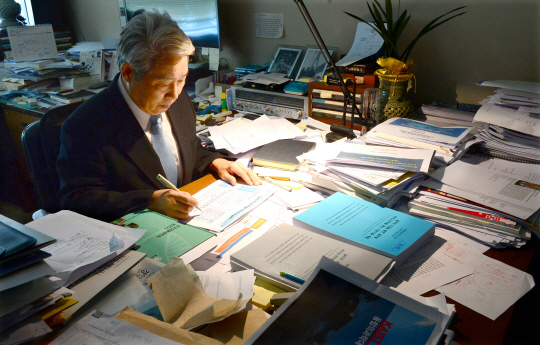 김정회 카이스트 생명과학과 교수가 연구실에서 연구 자료를 검토하고 있다.   대전=신창섭 기자