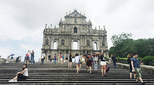성 바울 성당은 세월을 이기고 묵묵히 자리를 지킨 마카오의 랜드마크로 관광객들의 발걸음이 끊이지 않는 곳이다.