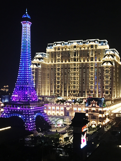 ‘파리지앵 마카오’의 에펠탑은 밤이 되면 6600개의 전구가 반짝이며 이곳을 찾아온 사람들에게 등대 역할을 한다.