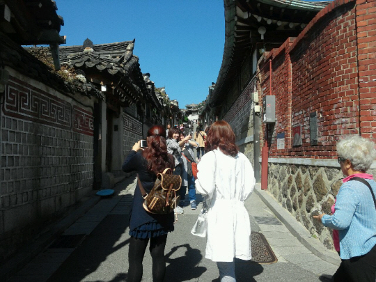 중국인 관광객들이 5일 최대 명절인 국경절(1∼7일) 기간을 맞아 서울 종로구 가회동 북촌한옥마을을 구경하고 있다.