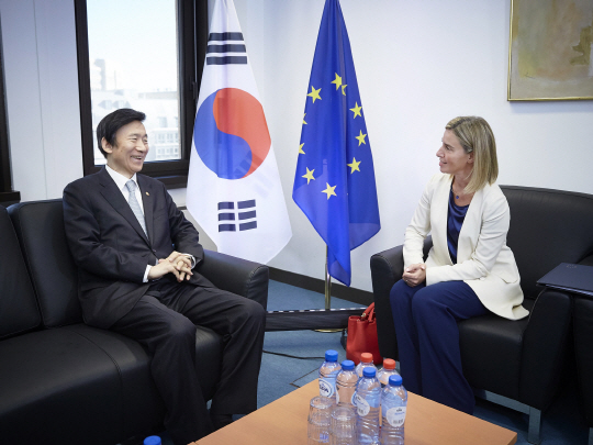 윤병세 외교부 장관이 5일 벨기에 브뤼셀에서 페데리카 모게리니 EU 외교안보 고위대표와의 회담에 앞서 환담을 나누고 있다.  외교부 제공