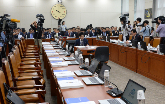 6일 오전 국회에서 열린 미래창조과학방송통신위원회 국정감사장에 증인들은 참석해 개회를 기다리고 있지만 국회의원들은 개회 시간인 오전 10시가 넘어서도 대부분 참석하지 않아 의원석이 비어 있다.