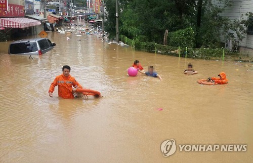 (울산=연합뉴스) 5일 많은 비를 뿌린 제18호 태풍 차바의 영향으로 울산시 중구 태화동 일대가 물에 잠겨 있다. 2016.10.5 [울산 중부경찰서 제공=연합뉴스]