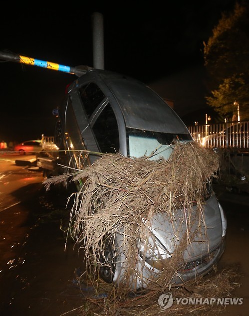(울산=연합뉴스) 5일 태풍 ‘차바’가 몰고 온 많은 비로 강물이 불어나 울산시 울주군 언양읍 반천리의 한 아파트 단지에 주차된 차량이 침수돼 있다.