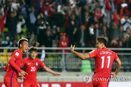 6일 경기도 수원월드컵경기장에서 열린 2018 러시아월드컵 아시아 최종예선 한국과 카타르의 경기. 지동원이 동점골을 성공시킨 뒤 환호하고 있다.