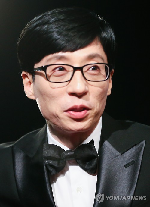 29일 서울 마포구 상암동 MBC 신사옥에서 열린 MBC 2015 방송연예대상 레드카펫에서 유재석이 팬들을 향해 인사하고 있다.