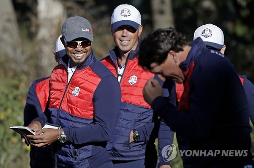 2016 라이더컵에서 만난 타이거 우즈(왼쪽)와 필 미컬슨 [AP=연합뉴스]