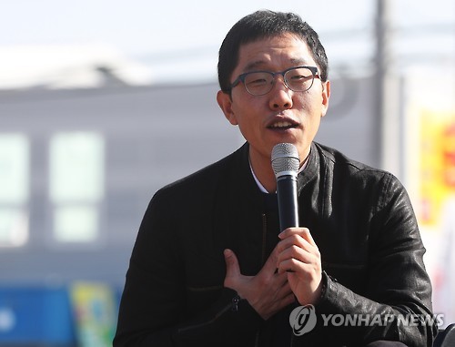 방송인 김제동이 9일 오후 경기도 화성시 융건릉에서 열린 ‘2016 정조 효 문화제’에서 역사토크를 하고 있다.
