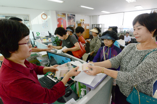 지난 6일 충북 청주시 육거리시장의 상인회 사무실에서 시민들이 ‘코리아 세일 페스타’ 이벤트에 참여해 온누리상품권을 받고 있다.