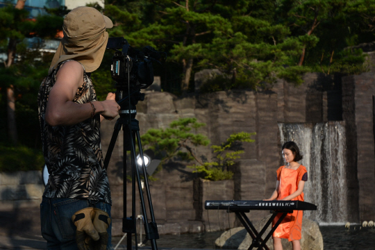 안양공공예술프로젝트 기간내 시내에서 상영될 박보나 작가의 영상물 제작 장면