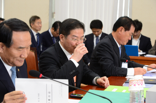 10일 오전 국회에서 진행된 정무위원회의 국민권익위 국정감사에서 성영훈(가운데) 국민권익위원장이 답변에 앞서 물을 마시고 있다.