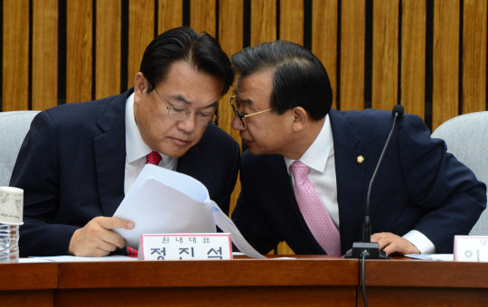 10일 오전 국회에서 열린 새누리당 태풍피해대책당정협의회에서 이정현(오른쪽) 대표가 정진석 원내대표에게 귀엣말을 하고 있다.