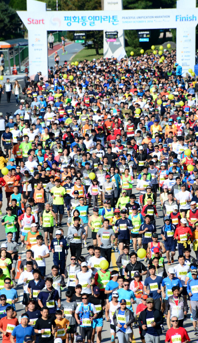 9일 열린 2016 평화통일마라톤 참가자들이 경기 파주시 임진각을 출발해 달리고 있다.  곽성호 기자 tray92@