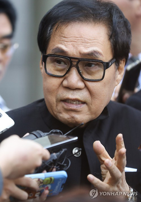 미술품 대작 의혹으로 기소된 가수 조영남이 10일 오전 서울 서초구 서초동 서울중앙지법에서 열린 첫 공판에 출석한 뒤 법원을 나서며 취재진의 질문에 답하고 있다.