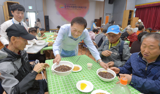 차성수(가운데) 금천구청장이 10일 서울 금천구 가산동주민센터에서 지역 어르신들에게 짜장면을 대접하고 있다.