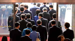 4·13 총선 선거사범의 공소시효(6개월)가 오는 13일 자정을 기해 끝나는 가운데 검찰은 11일 100여 명가량의 수사 대상 중 기소 대상을 선별하는 작업을 벌이고 있다. 사진은 지난 9월 7일 국회 본회의를 마치고 20대 국회 기념촬영을 위해 본관을 빠져나가는 의원들의 모습.(본 사진은 기사의 특정 사실과 관계가 없음을 밝힙니다.)   자료사진