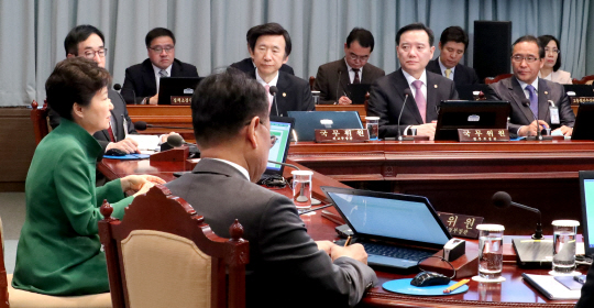 박근혜 대통령이 11일 오전 청와대에서 국무회의를 주재하면서 탈북자 정착 및 지원 확대와 김영란법 부작용 최소화를 강조하고 있다.  연합뉴스