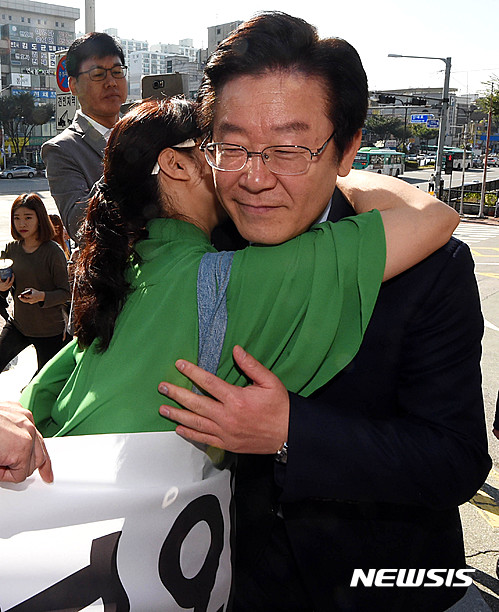 【성남=뉴시스】 선거법 위반 혐의를 받고 있는 이재명 성남시장이 4일 오전 경기 성남 수원지방검찰청 성남지청에서 한 지지자와 포옹을 하고 있다. 2016.10.04.