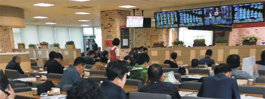 지난 7일 서울 용산구 청파로 렛츠런CCC용산(용산화상경마장) 13층에서 사람들이 지정석에 앉아 TV 화면에 떠 있는 경마 순위와 배당률 등을 보고 경마 베팅을 하고 있다.