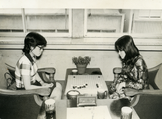 1973년 5월 19일 한국기원에서 열린 ‘윤희율 귀국 기념대국’. 윤희율(왼쪽) 당시 일본 아마 5단과 조영숙 아마 3단.   한국기원 제공