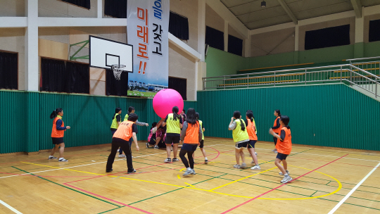 <행복한 선생님, 행복한 학생>선생님과 ‘킨볼’ 게임…재미 ‘솔솔~’ 서먹서먹했던 師弟간 거리감 ‘훌훌~’