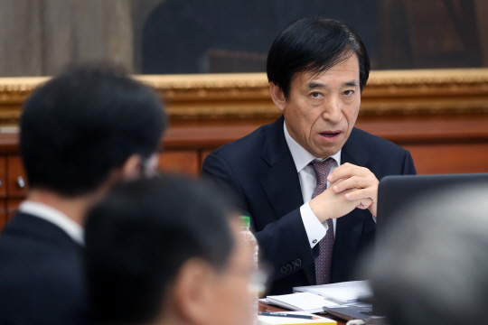 이주열 한국은행 총재가 13일 오전 서울 중구 남대문로 한국은행 본관에서 열린 10월 금융통화위원회를 주재하고 있다.