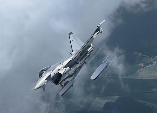 독일 공군 전투기에서 발사되는 타우러스[타우러스 시스템즈 제공]