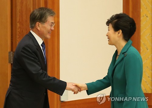 박근혜 대통령이 2015년 10월 청와대에서 열린 여야지도부 회동에서 당시 새정치민주연합 문재인 대표와 인사하는 모습.