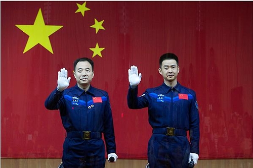 중국 유인우주선 선저우11호 우주인 징하이펑과 천둥 [차이나데일리 화면 캡처]