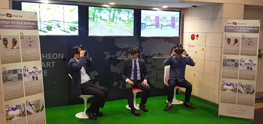 인천경제자유구역청이 올해 송도국제도시 송도컨벤시아에 설치한 가상현실(VR) 체험관을 찾은 방문객들이 360도 VR 설비 등을 체험하고 있다.  인천경제자유구역청 제공