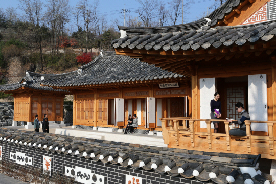 최초의 한옥 공공도서관으로 시, 소설, 수필 등 다양한 문학 작품을 관람할 수 있는 청운문학도서관.