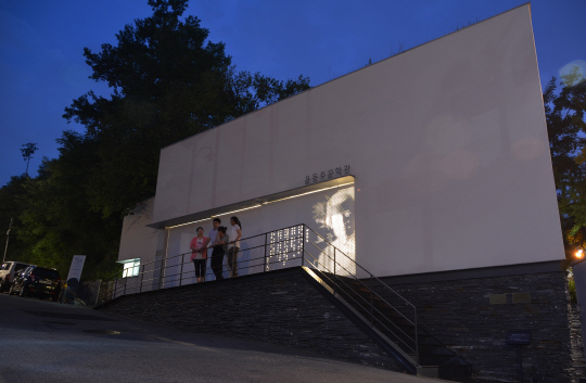 서울 종로구 인왕산 자락에 버려진 청운수도가압장과 물탱크를 원형 그대로 보존해 만든 윤동주 문학관.