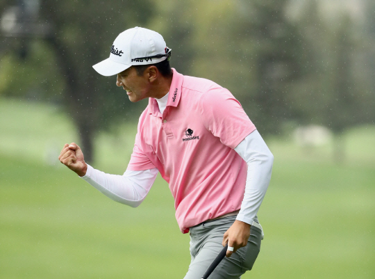 재미교포 마이클 김이 17일 오전(한국시간) 미국 캘리포니아주 나파의 실버라도 리조트&스파 노스코스에서 열린 세이프웨이 오픈 4라운드 16번 홀에서 퍼팅을 성공시킨 뒤 환호하고 있다.  AFP 연합뉴스