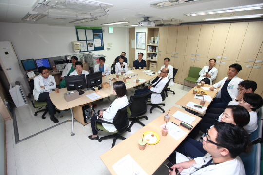 순천향대 서울병원 당뇨내분비센터의 여러 의료진이 한데 모인 다학제연구팀이 환자의 진단과 치료법에 대해 토론하고 있다.