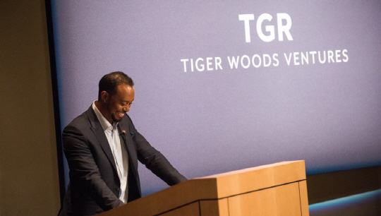 타이거 우즈가 18일 오전(한국시간) ‘TGR’ 브랜드 출범을 홈페이지를 통해 공식 발표했다. 사진은 지난 9일 미국 캘리포니아주 애너하임의 TGR 학습관에서 직원 및 스태프를 대상으로 TGR 브랜드를 설명하는 모습.  타이거우즈 홈페이지 캡처